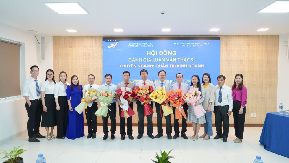 Các học viên cao học bảo vệ luận văn thạc sĩ ngành Quản Trị kinh Doanh