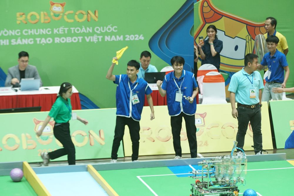 03/05 đội tuyển LHU lọt vào tứ kết Robocon VN 2024