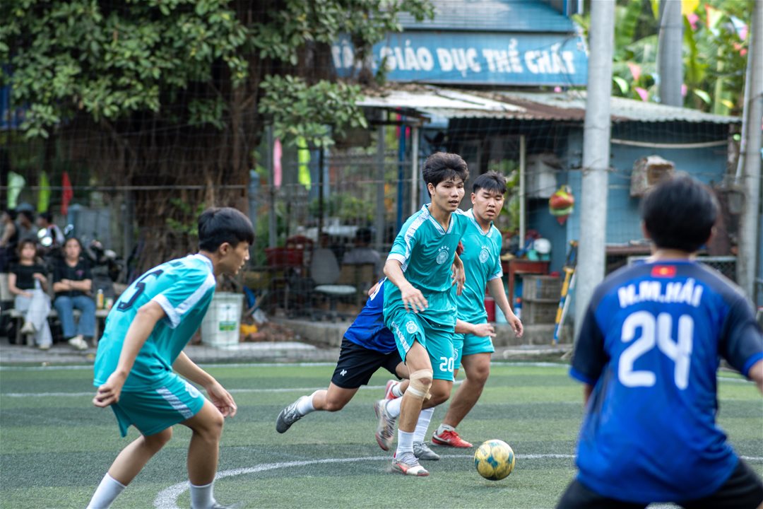 Những pha tranh chấp nảy lửa diễn ra liên tục trên sân vận động LHU